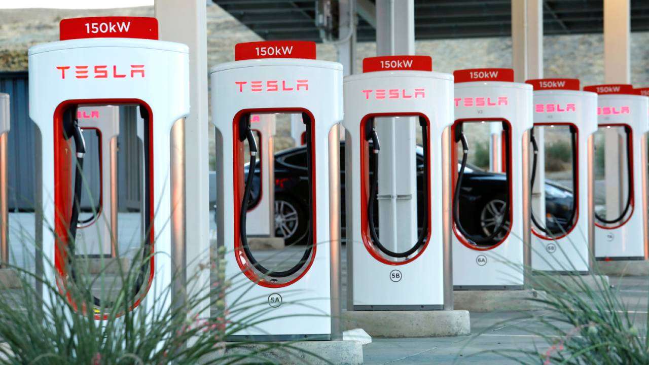 Tesla Supercharger’ların kapısı tüm elektrikli otomobillere açılıyor! Türkiye’de olur mu?