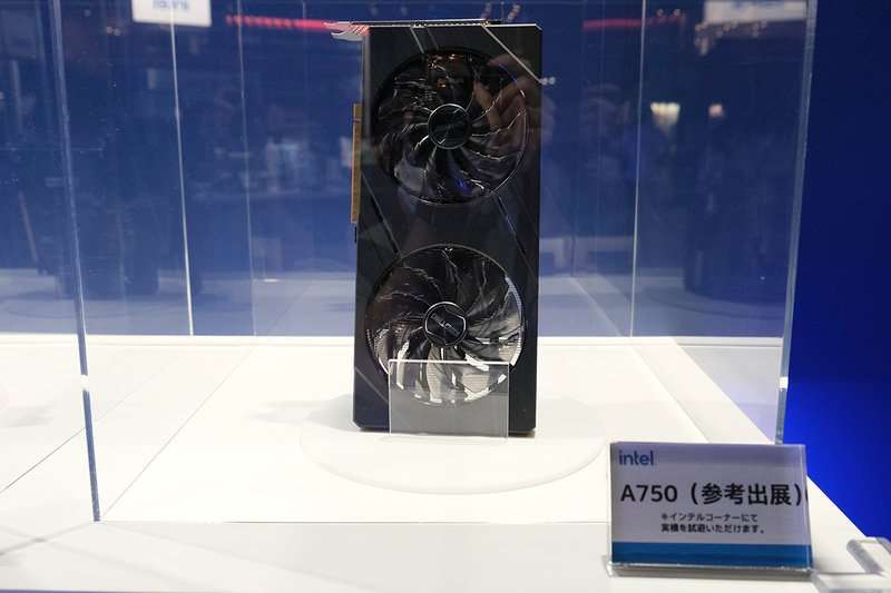 İlk Özel Soğutmalı Arc A750 Ekran Kartı Modeli Sahnede