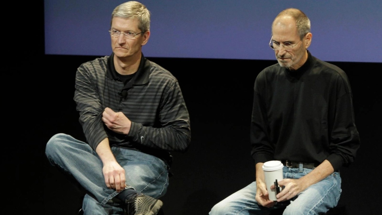 Apple CEO'su Tim Cook ve Steve Jobs