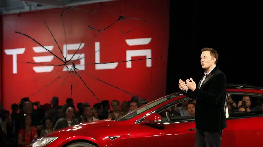 Tesla, 320 bin aracı geri çağırıyor! Kazaya yol açabilir
