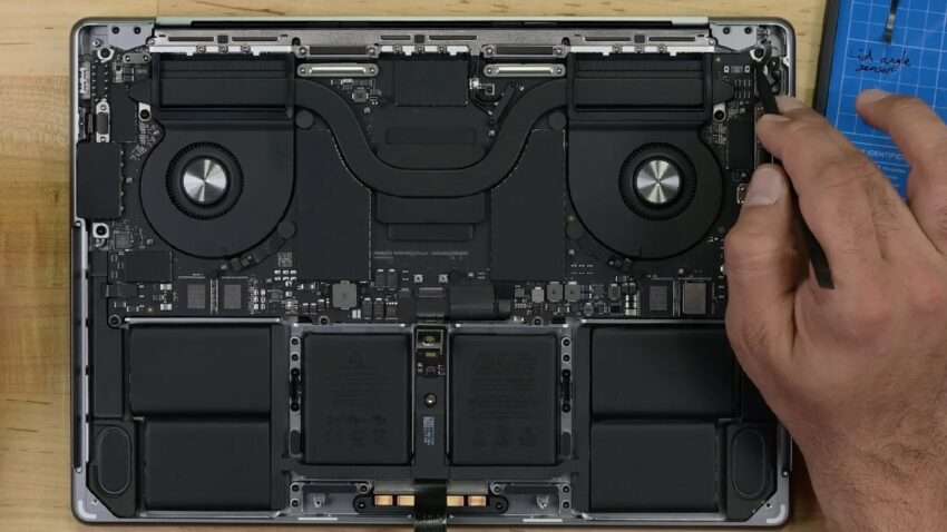 Yeni MacBook Pro parçalarına ayrıldı