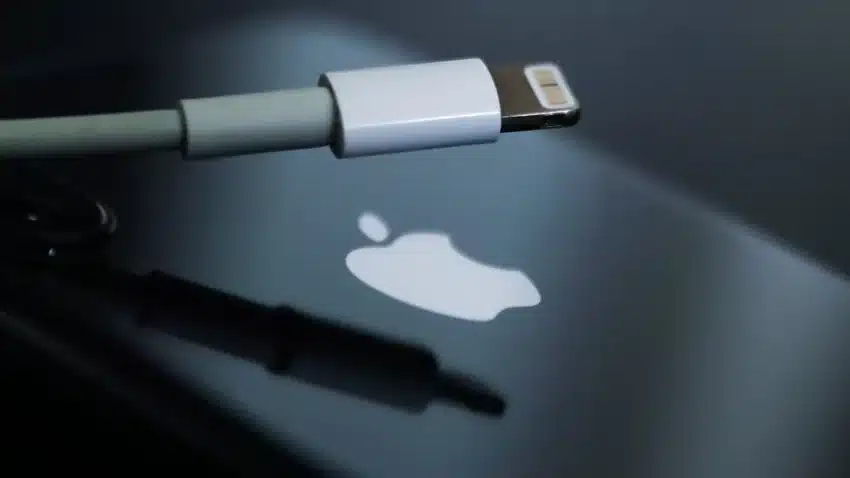 Apple, iPhone sahiplerini şarj konusunda uyardı!