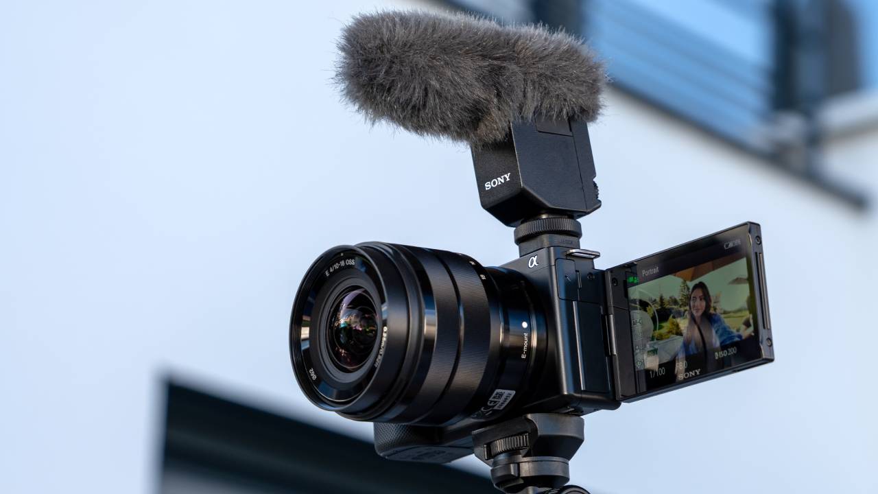 Yaratıcılığı profesyonele taşıyan Vlog kamerası: Sony ZV-E10!