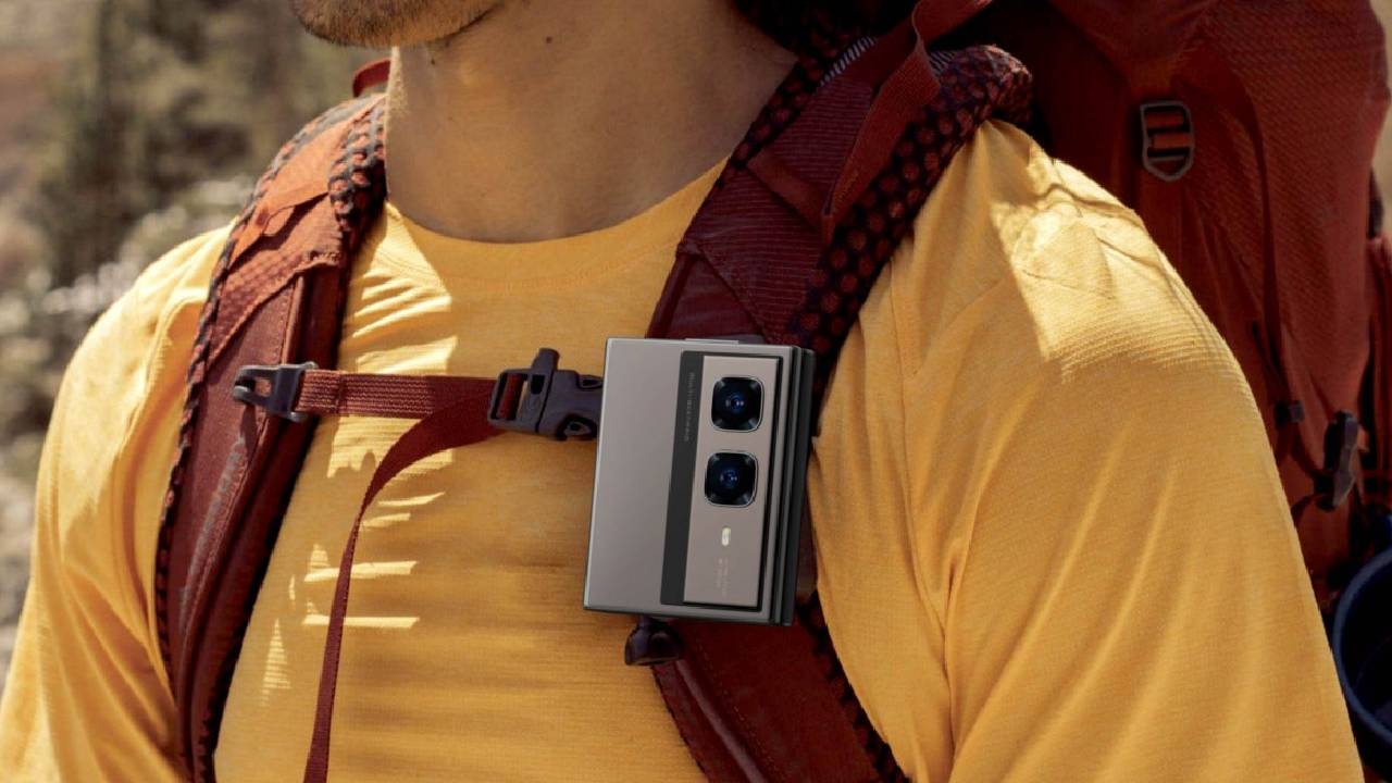 Üçe katlanan akıllı telefon tanıtıldı!