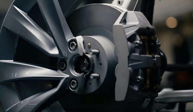 yeni-tesla-model-y8217nin-fren-sistemi-artik-eskisi-gibi-degil-67274