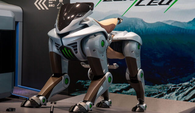 kawasakiden-yeni-nesil-robot-corleo-sahneye-cikti-39846