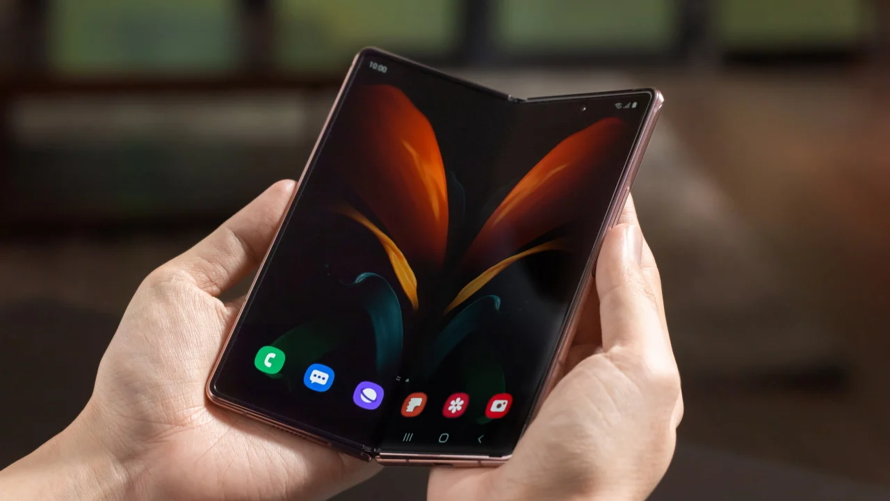 Samsung, yeni katlanabilir telefonları ile şaşırtabilir! 2 Samsung, yeni katlanabilir telefonları ile geliyor.